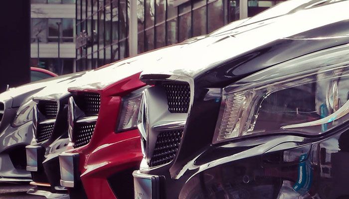 Verniciatura auto bianca, nera o blu? Pro e contro dei colori che scegli per la tua auto